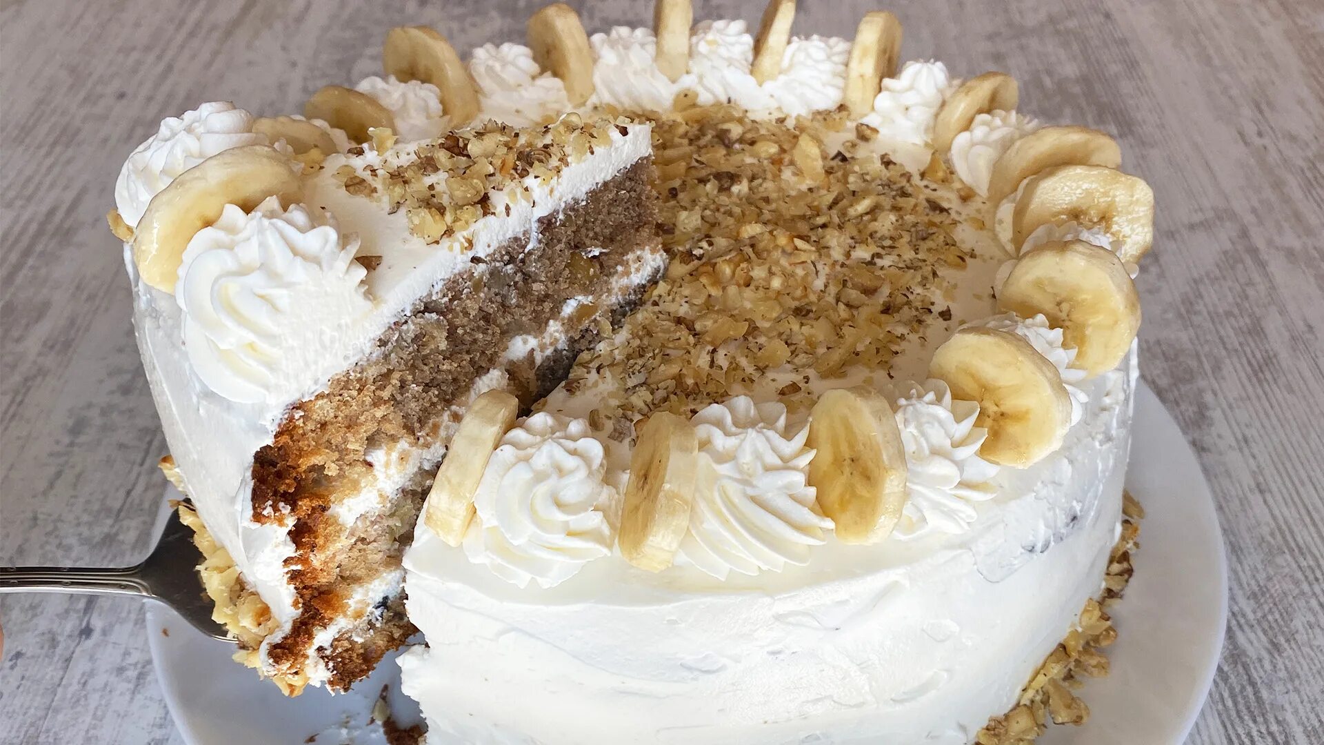 Banoffee pie десерт. Банановый торт с грецкими орехами. Торт с бананом. Бананово ореховый торт. Банановый торт со.