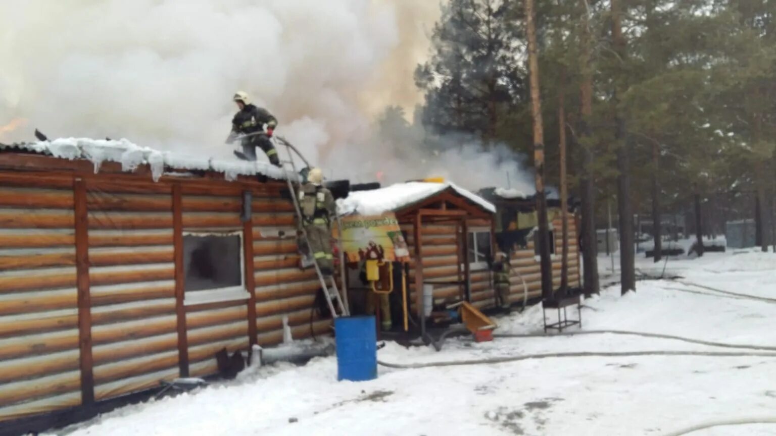 Пожар на базе водолей. Горки Боровое Тюмень. Пожар на базе отдыха. Пожар в Боровом.