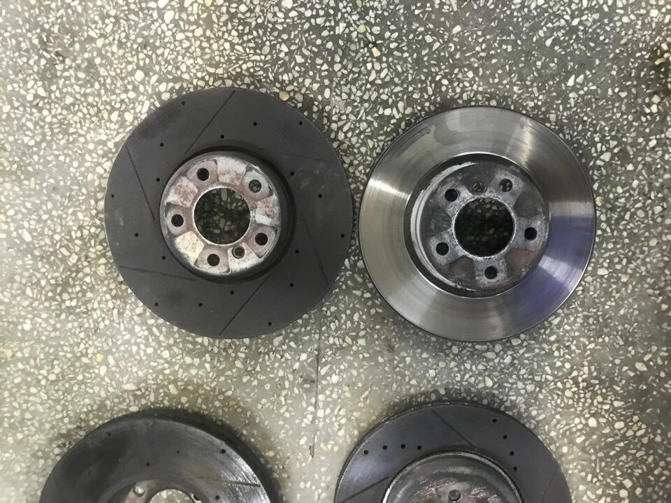 Тормозные диски bmw f10 550i. Тормозные диски бмв ф10. Тормозные бмв f10 диски передние. Тормозные диски бмв ф10. Колеса bmw 535.