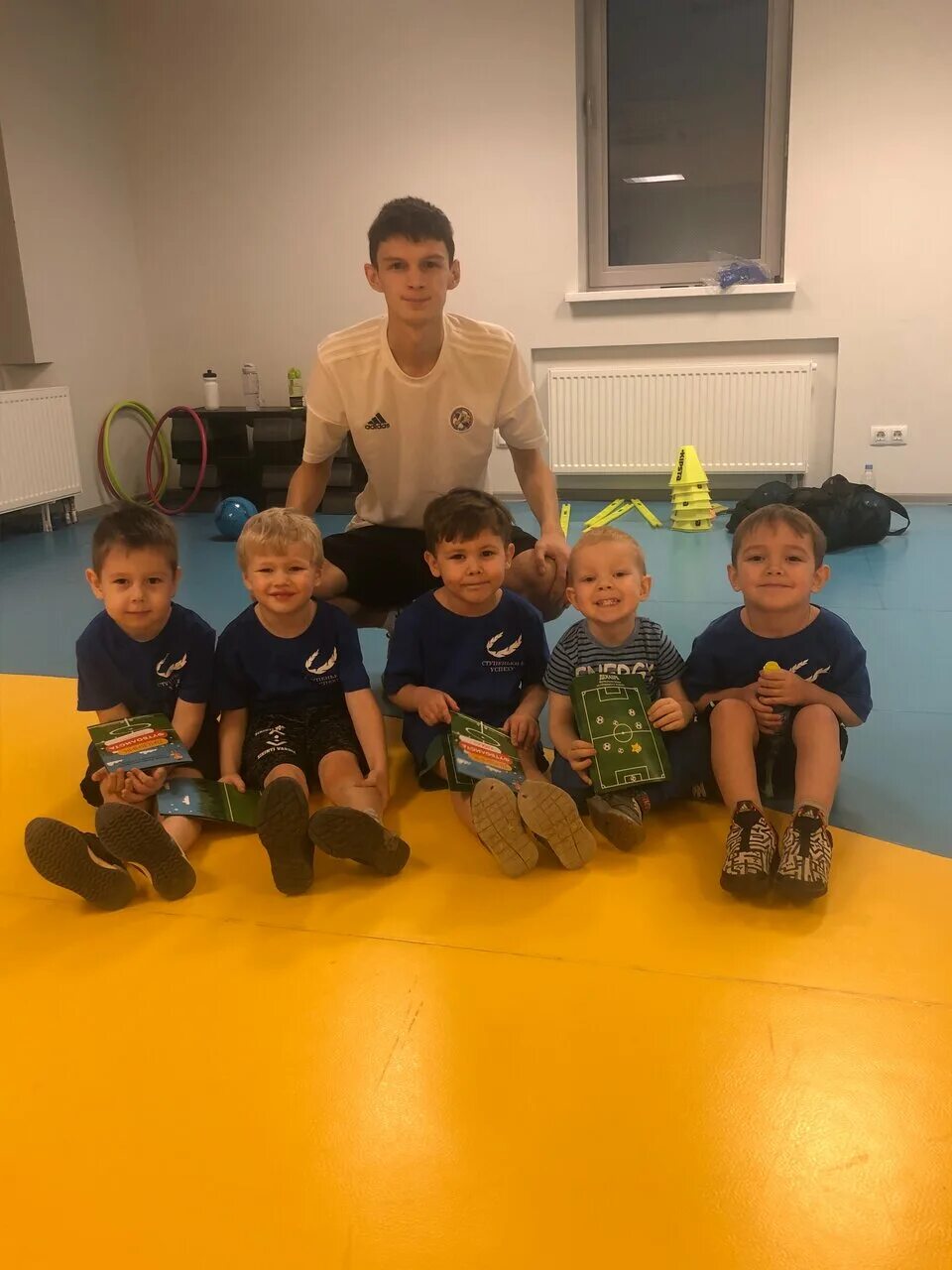 программа ступеньки к школе. школьники иллюстрация. красивая лестница в школе. детская школа ступеньки. школа 85 крыльцо кемерово.