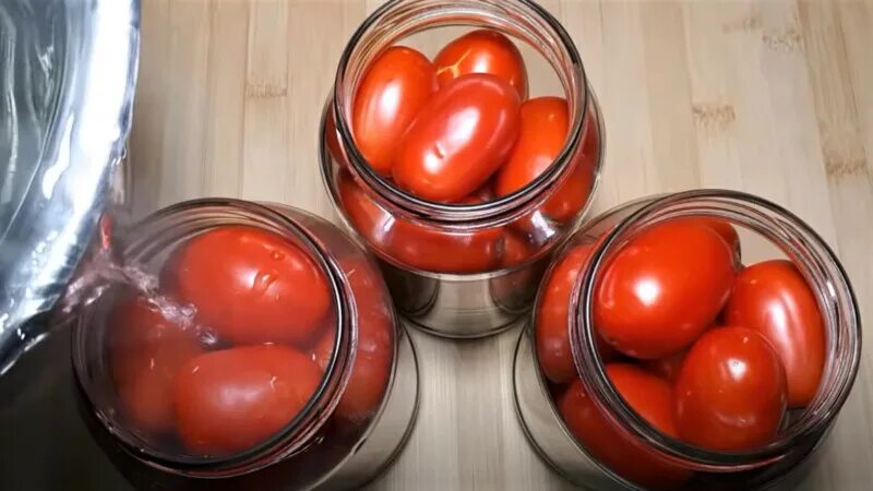 Сладкие помидоры рецепт на 1 литр. Сладкие помидоры на зиму. Помидоры с уксусом. Засолочные сладкие помидоры. Помидоры на зиму с уксусом.
