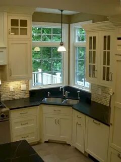 Угловая кухня с окном