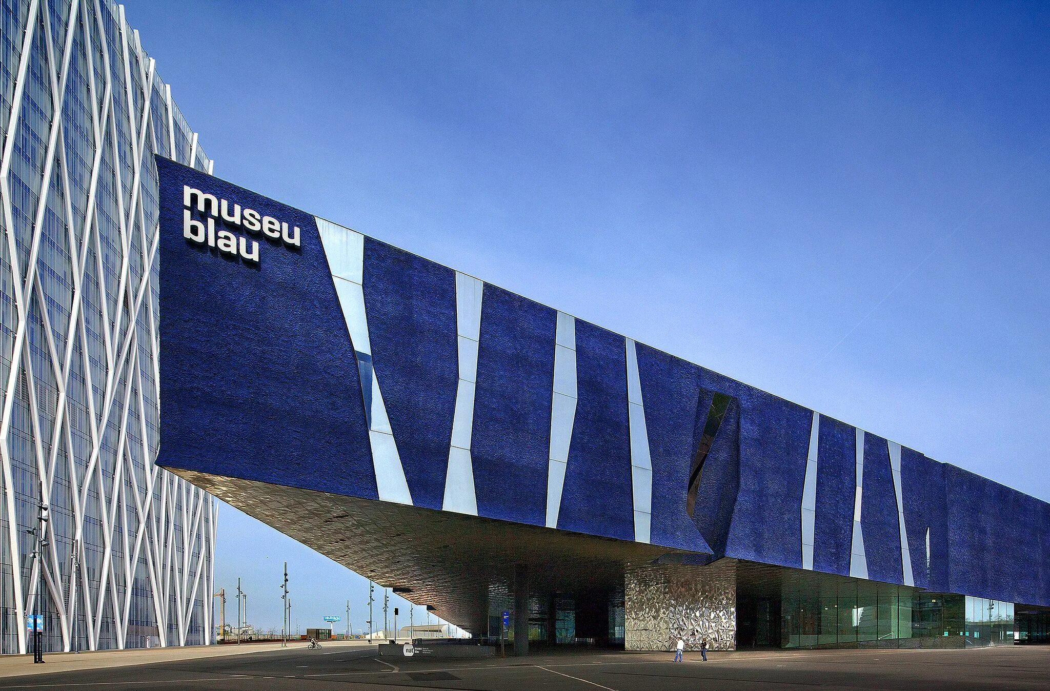 Форум фасадам. Музей Блау Museu Blau. Херцог де Мерон Барселона. Музей архитектуры в Барселоне. Герцог де Мерон архитектура.