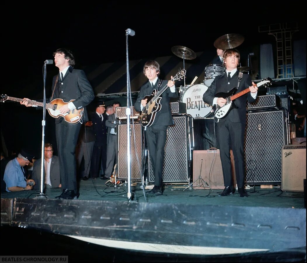 Самое первое выступление. The beatles 1964 концерт. 29 августа 1964 выступление битлз на стадионе форест хилс. первый концерт битлз. битлз первый концерт в сша 1964.
