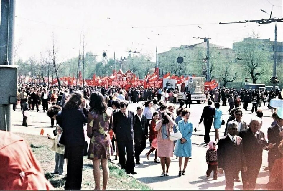 Родился 1970 лет. Первомайские демонстрации Казань СССР. Первомайские демонстрации в СССР Мытищи. Первомайская демонстрация в Ленинграде. Советская демонстрация.