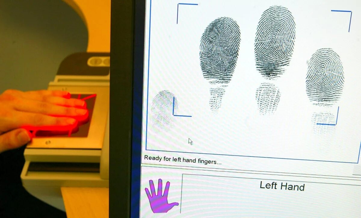 Нужны ли отпечатки. Отпечаток пальца биометрия. Отпечатки пальцев США. Отпечатки пальцев на визу. Дактилоскопия студентов.