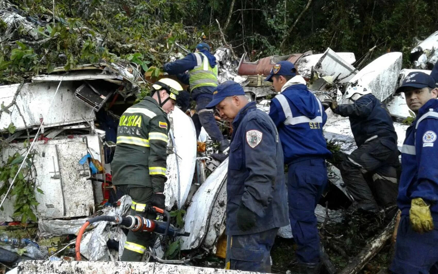Крушение самолета боливия 727. Авария в аэропорту сочи авиакатастрофа ту 154. Авиакатастрофа в колумбии. Самолет в непале разбился. Самолет в непале разбился.