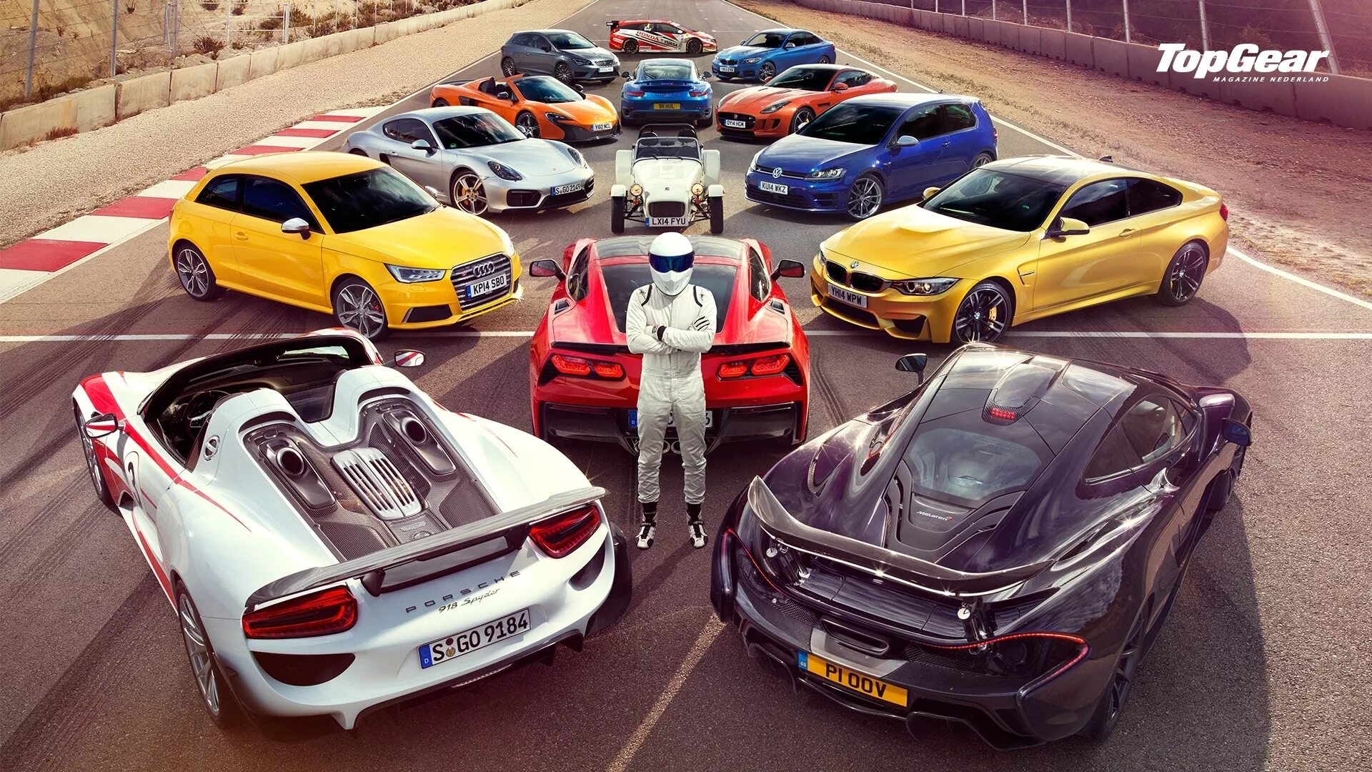 Включи машины стоят. Gumpert apollo r. Забитая парковка. Суперкары ламборджини хуракан. Включи машины стоят.