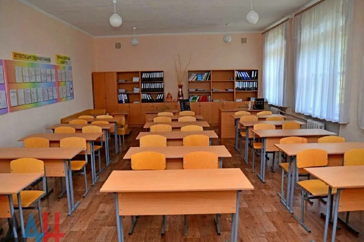 Большая часть класса. Школа 8 Калининград. Класс в школе. Пустой класс. Парты в классе.