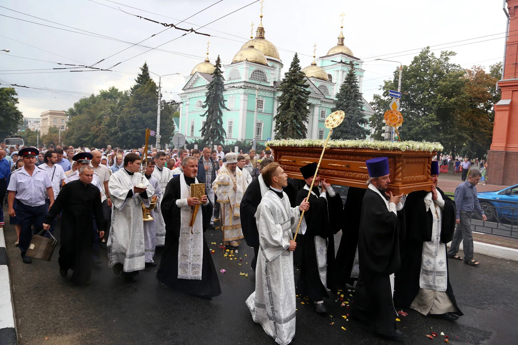 Крестный ход в белгороде сегодня во сколько. Крестный ход на Преображение Господне Белгород. Каравай для крестного хода. Крестный ход митрополит. Фонарь для крестного хода.