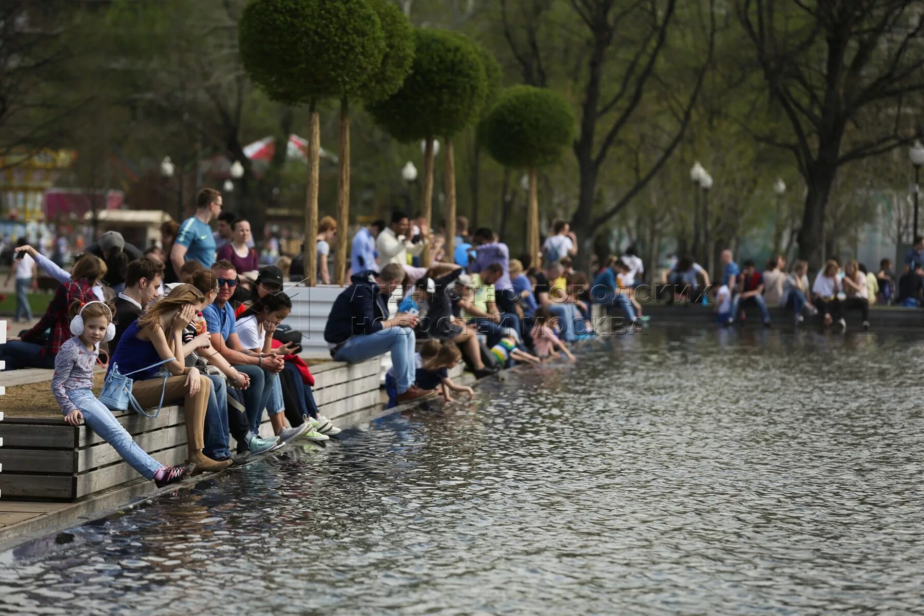 Lot of people in the park. Парк Горького летом 2022. Много людей в парке. Лето парк люди. Люди в парке.