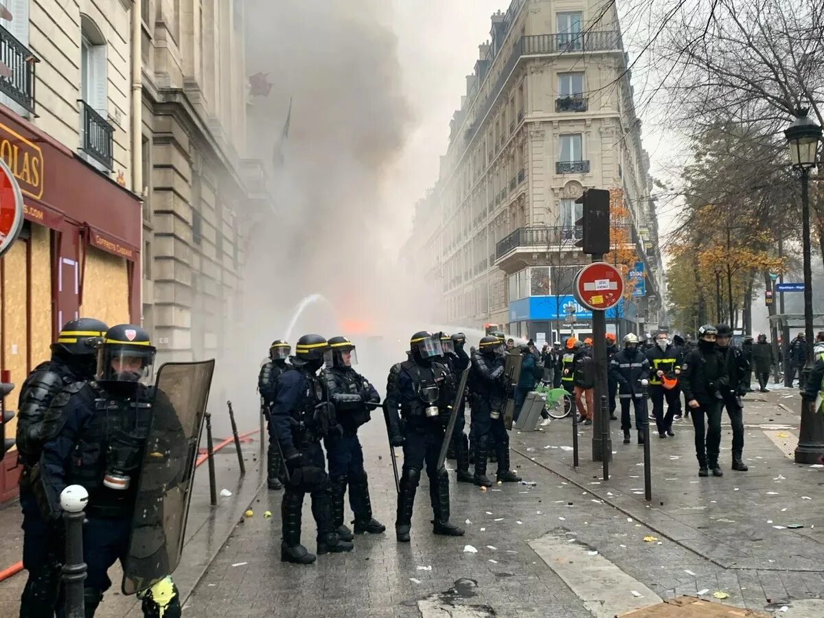 Массовые беспорядки во франции. Протесты во франции 2023. Протесты во франции. Митинг франция 2023. Риа новости париж.