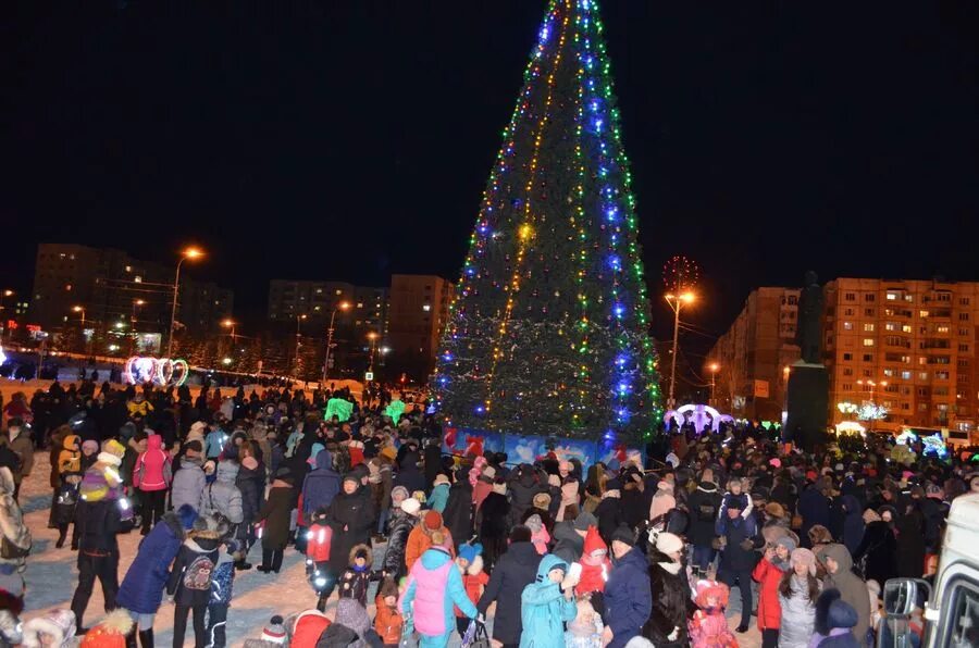 Елка в якутске. Якутия елки город. Елка в якутске на площади орджоникидзе 2022. Зажжение ёлки на площади ленина якутия. Фестиваль полюс холода 2021.