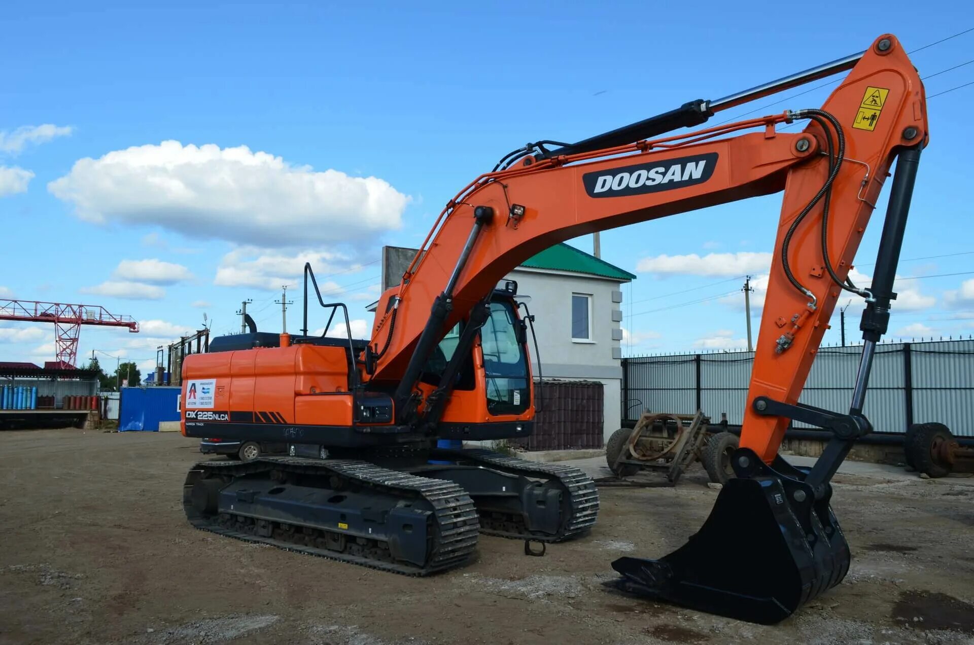 Экскаватор дусан 225. Doosan dx225. Doosan 225. Доосан 225 гусеничный. Дусан 225 экскаватор габариты.