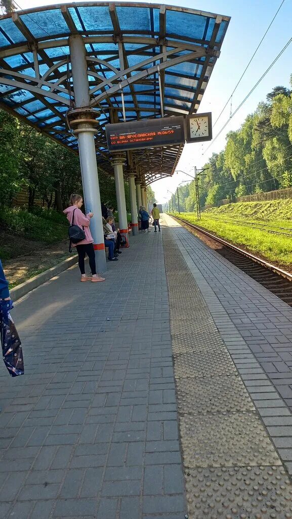 Железнодорожная станция ивантеевка 1. Платформа жд ивантеевка. Платформа детская ивантеевка. Платформа ивантеевка. Платформа ивантеевка.