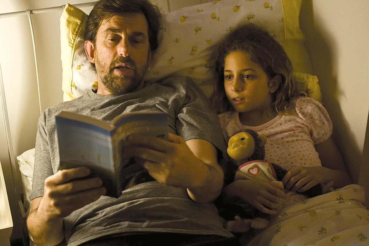 Французский фильм папы малыш. Министр образования франции пап ндьяй,. Отец франции. Интерстеллар кадры дочь. Отец франции.