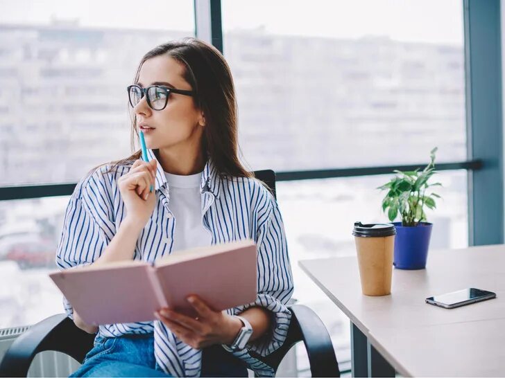 Женщины обычно не работают. Умная девушка. Сосредоточенность на работе. Девушка сосредоточена. Сосредоточенный человек.