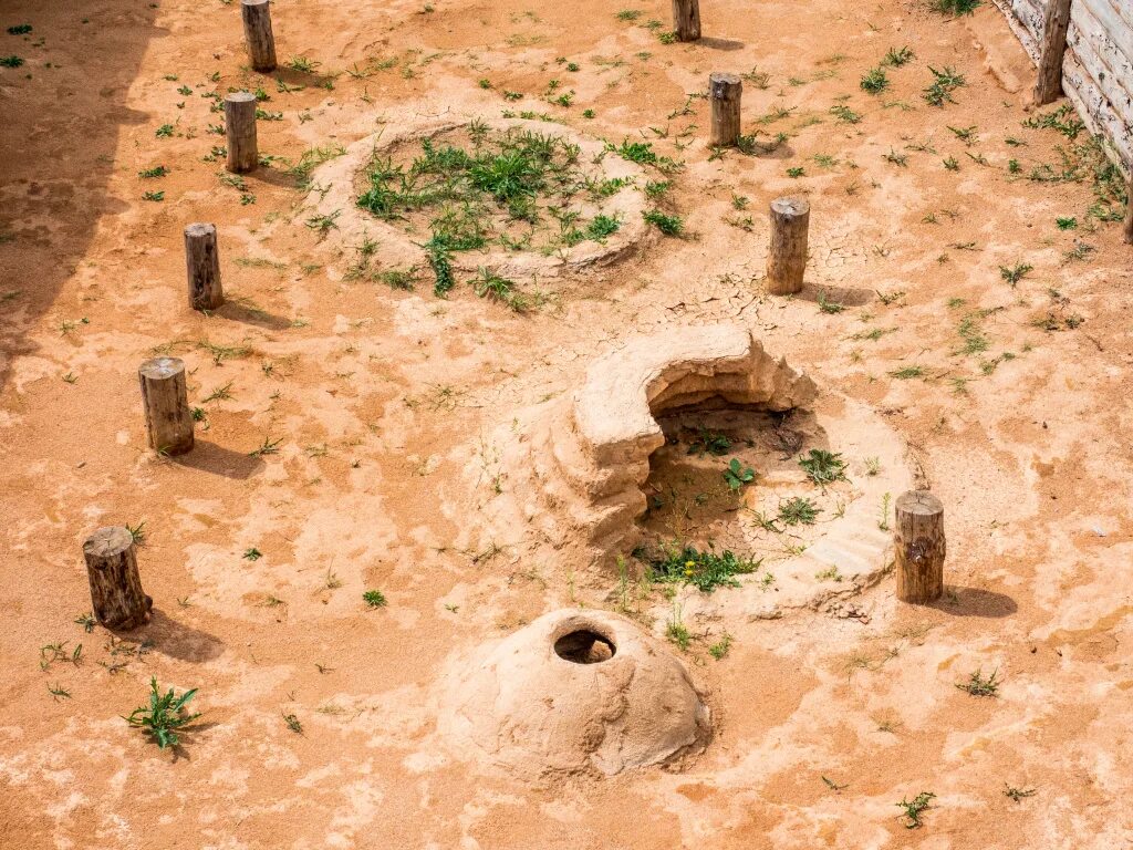 Укрепленное поселение аркаим. Древнее поселение аркаим. Укрепленное поселение аркаим. Аркаим поселение бронзового века. Древнее городище аркаим.