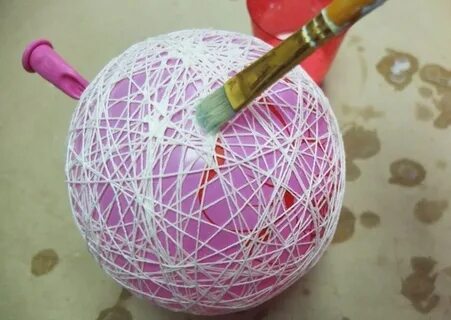 Шарик из ниток и клея