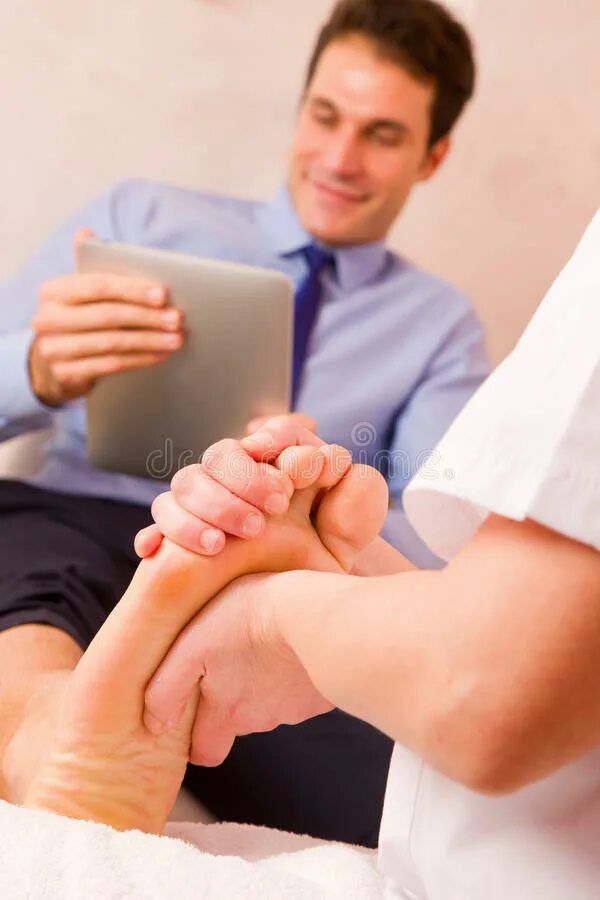 Ноги бизнесмена. Мужчина ноги на столе. Мужчина ноги на столе. Человек поднявший ноги на кресле. Ноги бизнесмена.