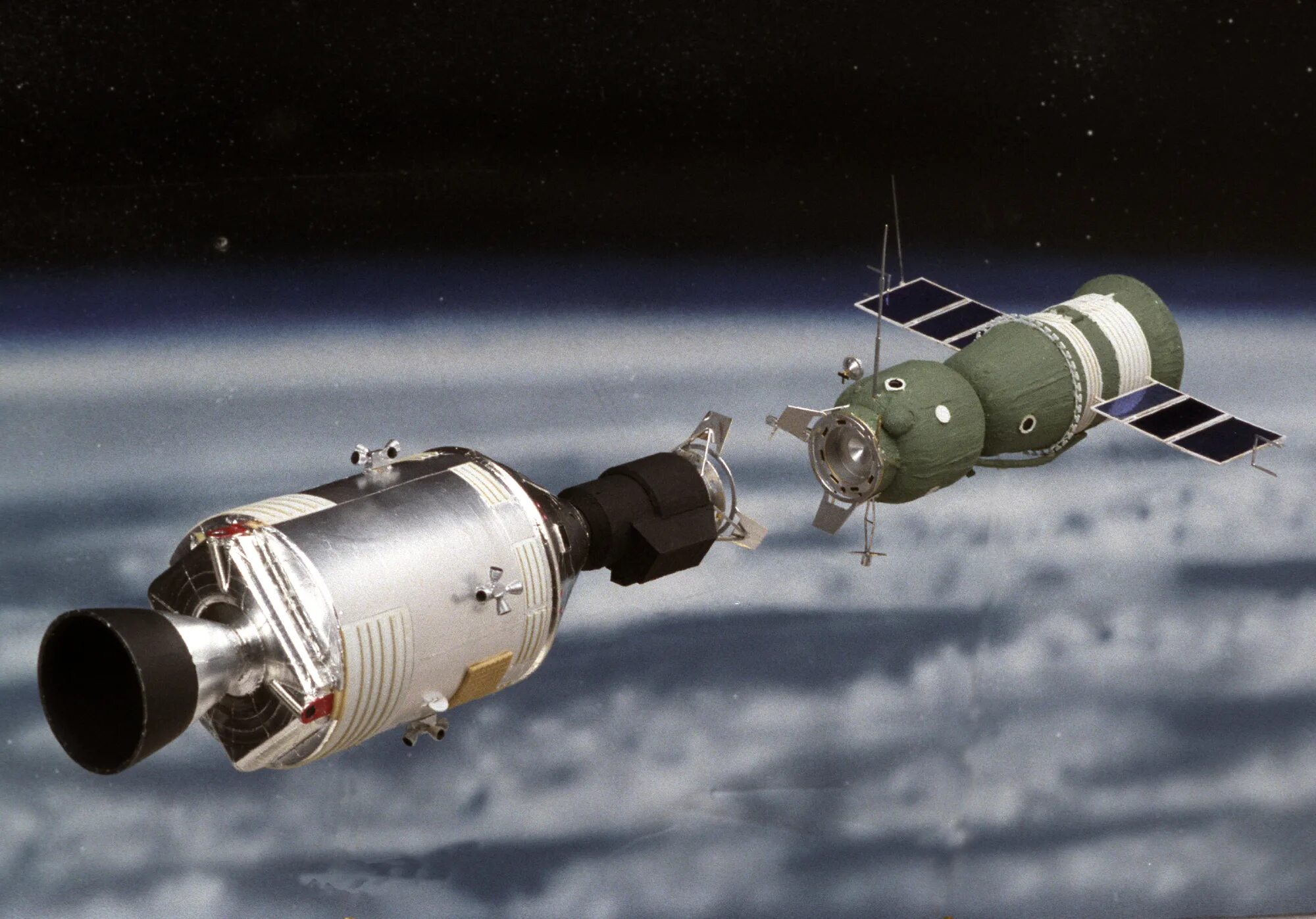 Стыковка союз аполлон. Союз аполлон космический корабль. союз 19 и аполлон. apollo-soyuz 1975. союз-аполлон космическая программа.