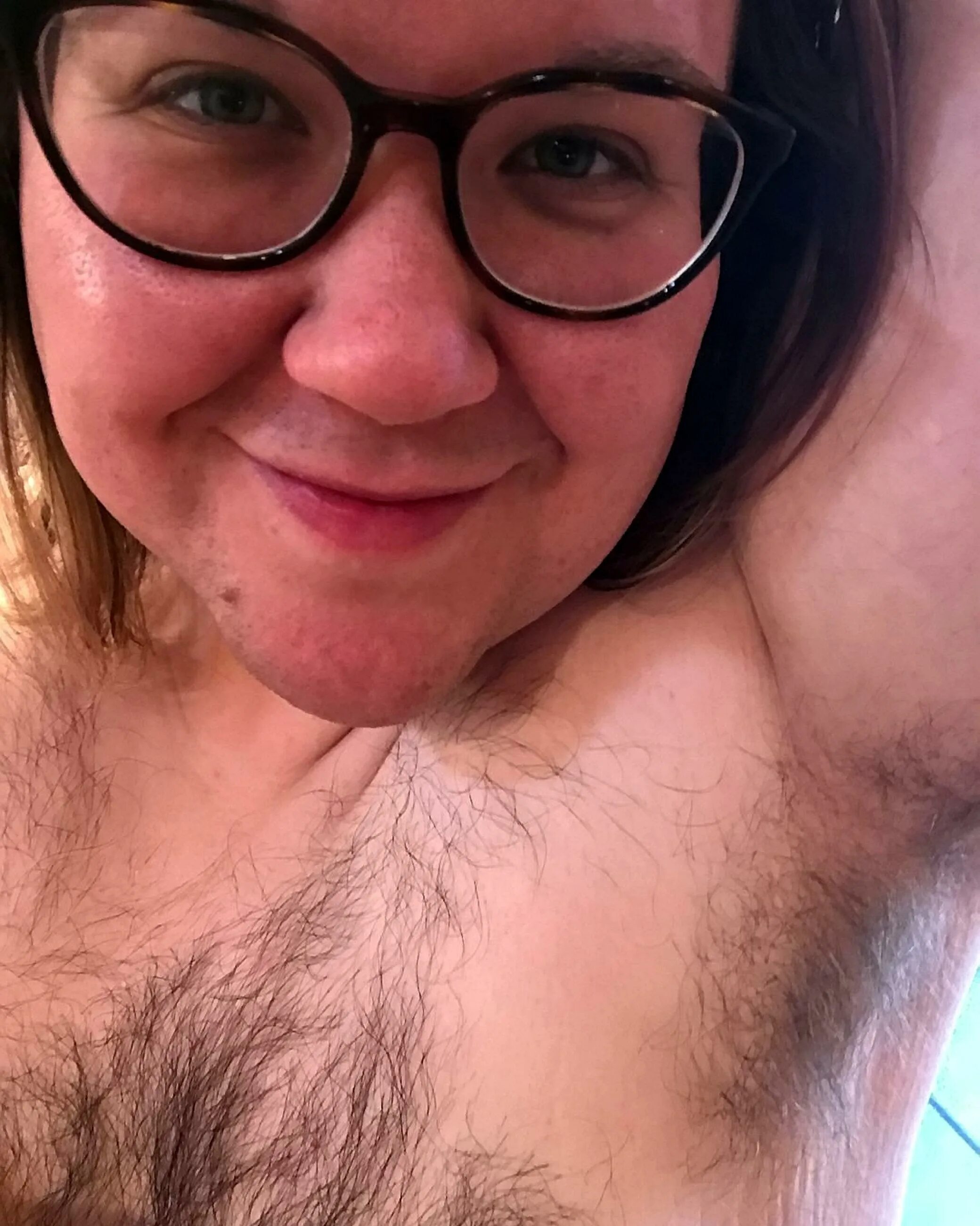 Hairy chubby videos. Лиа Йоргенсен волосатая. Волосяная женская грудь.