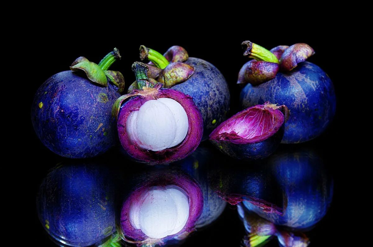 Фрукты на черном фоне. Фиолетовый фрукт. Фиолетовые фрукты и овощи. Фиолетовый экзотический фрукт.