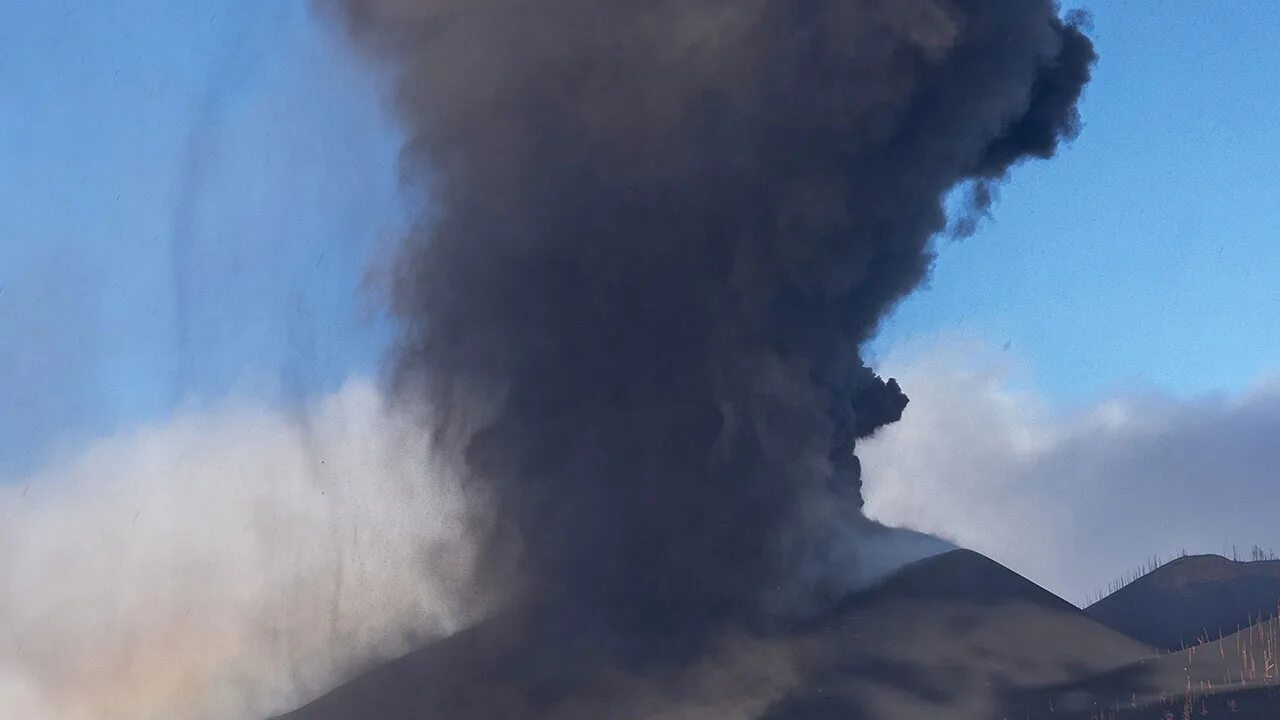 Северо-курильск вулкан эбеко. Вулкан выбросил. Шивелуч вулканический пепел. Вулкан алаид извержение. Вулкан эбеко на курилах.