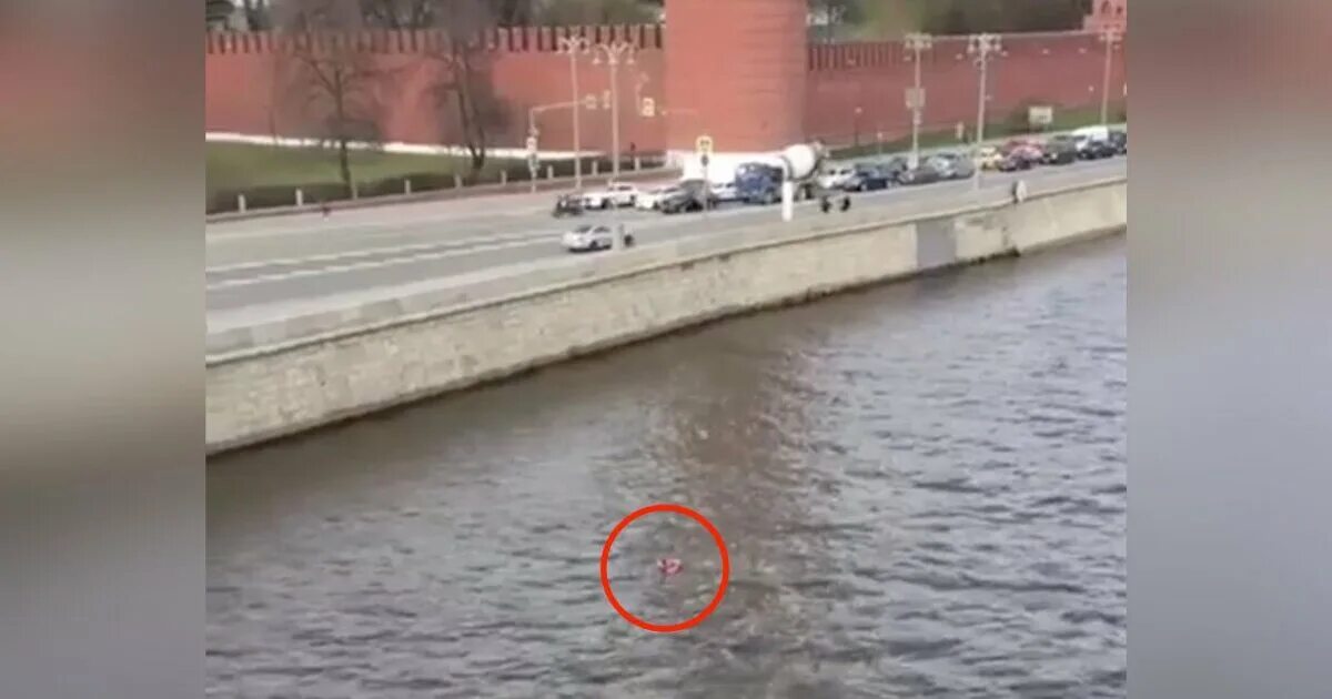 Девушка спрыгнула с моста миллениум в казани. Девушка спрыгнула с моста. Девушка упала в москва реку. Упавшая с моста девушка. Девушка спрыгнула с моста.