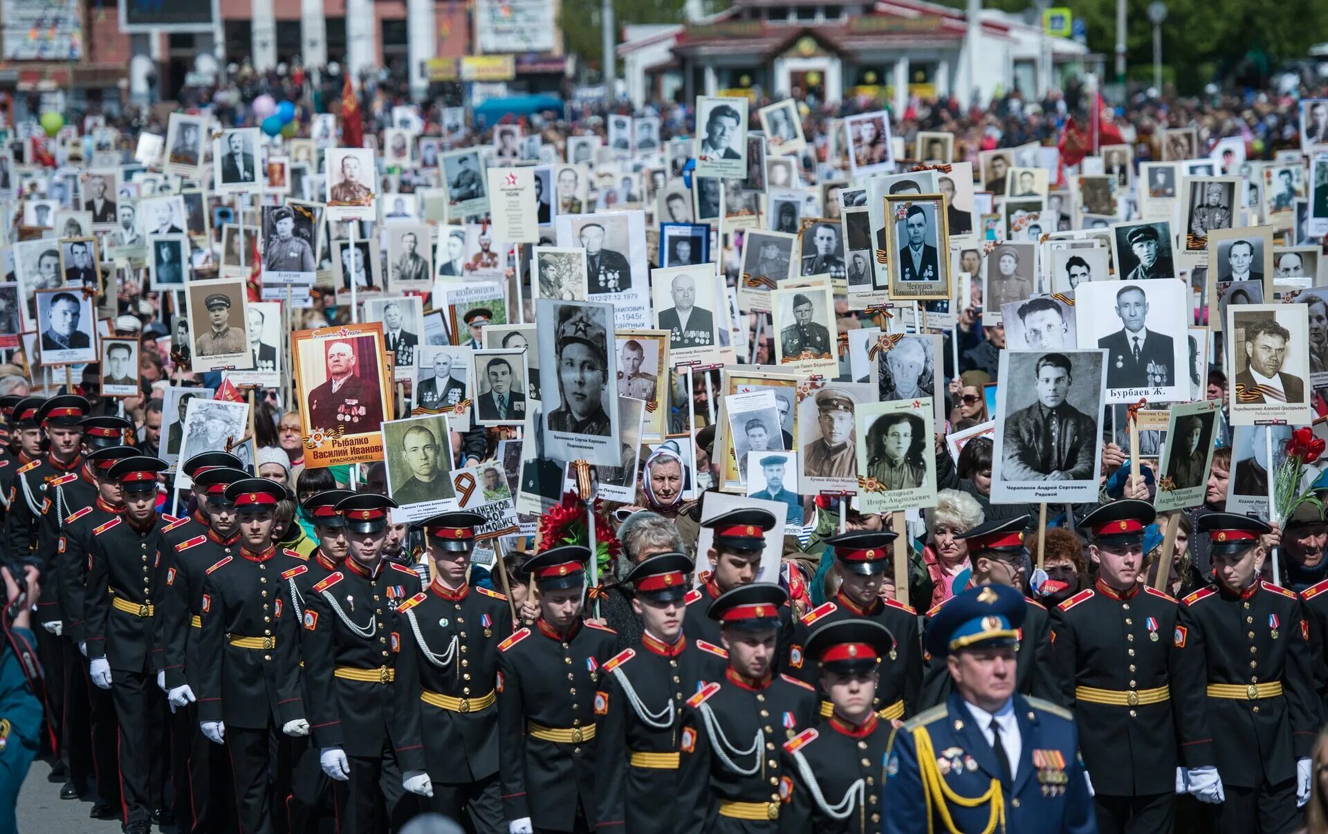 Бессмертный полк на улицах страны вновь. Парад Победы Бессмертный полк. Шествие на 9 мая Бессмертный полк. Парад 9 мая Бессмертный полк. Живой полк 9 мая.