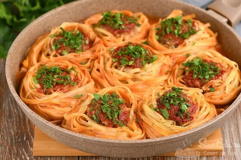 Фаршированные гнезда из макарон. Тальятелле фаршированные фаршем. Макаронные гнезда. Гнёзда с фаршем на сковороде. Блюдо гнезда из макарон.