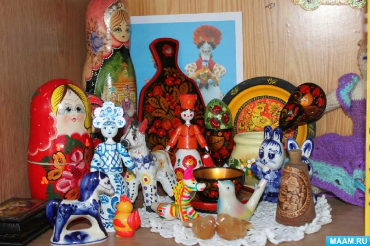 Народная игрушка в сад. Мини музей народные промыслы россии. народные промыслы в детском саду. народно прикладное искусство в детском саду. народно прикладное творчество в детском саду.