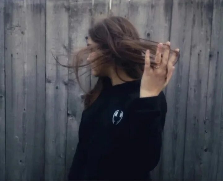 Закрыла девочку дома. Анастасия соболева ставрополь. Постучи в дверь. Девушка сза крым лицом. Девушка закрывает лицо руками.