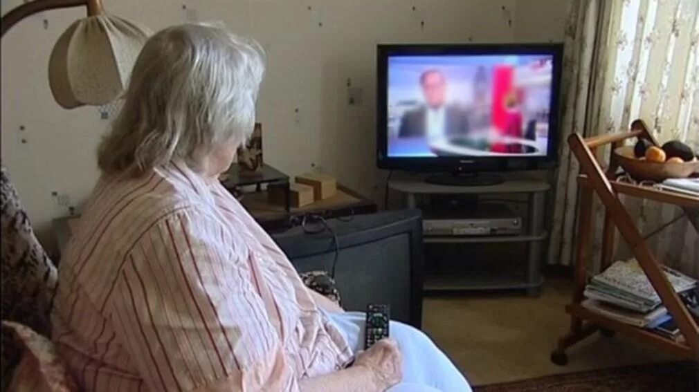 В скромно обставленном кабинете сидел пожилой человек. Бабка у телевизора. Старики у телевизора. Старушка перед телевизором. Пожилой человек у телевизора.