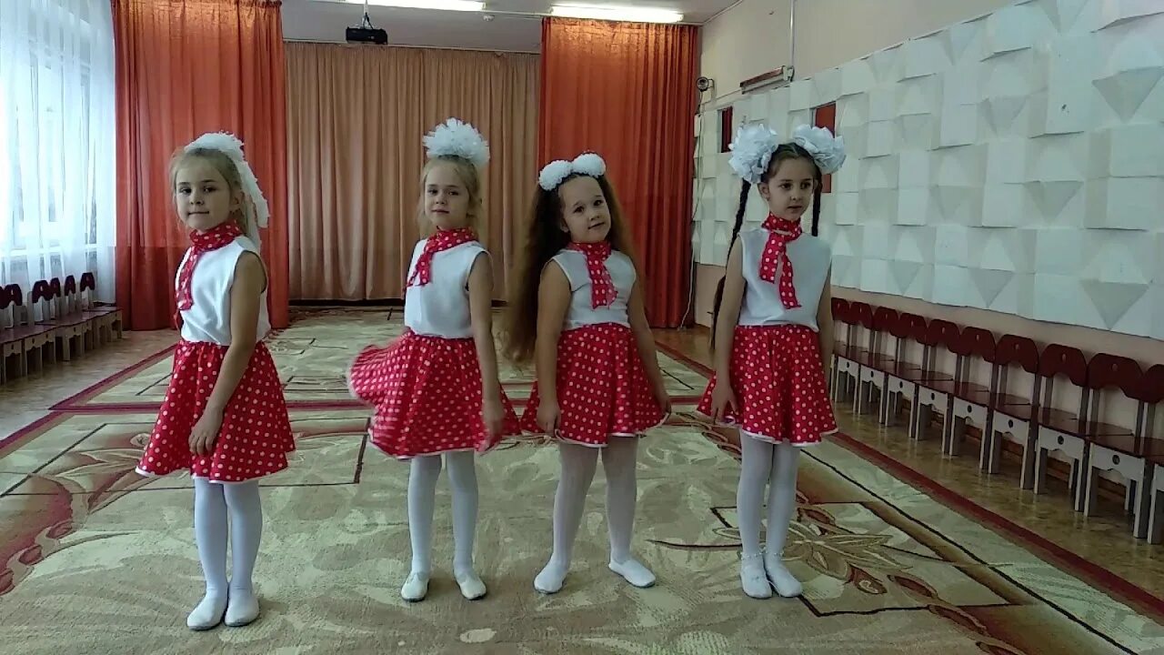Верные подружки в садике живут детская песня. Верные подружки в садике живут детская песня. Верные подружки в садике живут детская песня. Дети в садике живут здесь играют. Детки в садике живут здесь.