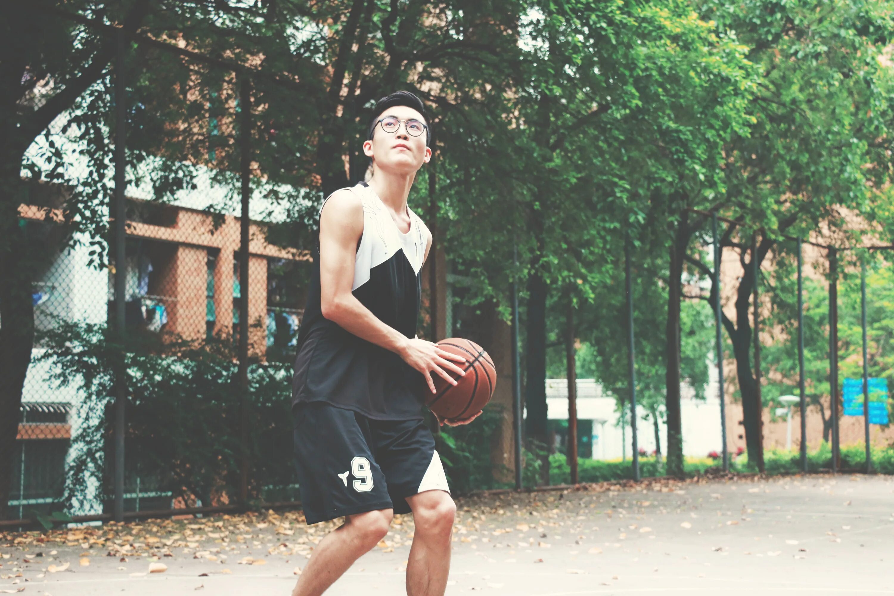 Бег баскетболиста. Спорт баскетбол и бег. Бег в баскетболе. Плохое зрение и спорт.