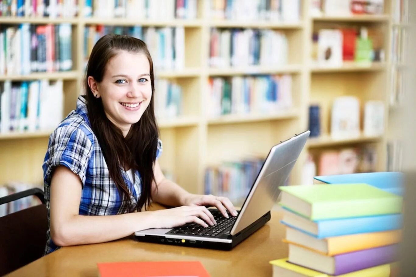 Самостоятельное образование. Человек компьютер книга. Девушка образование. Студент за учебой. Человек за учебой.