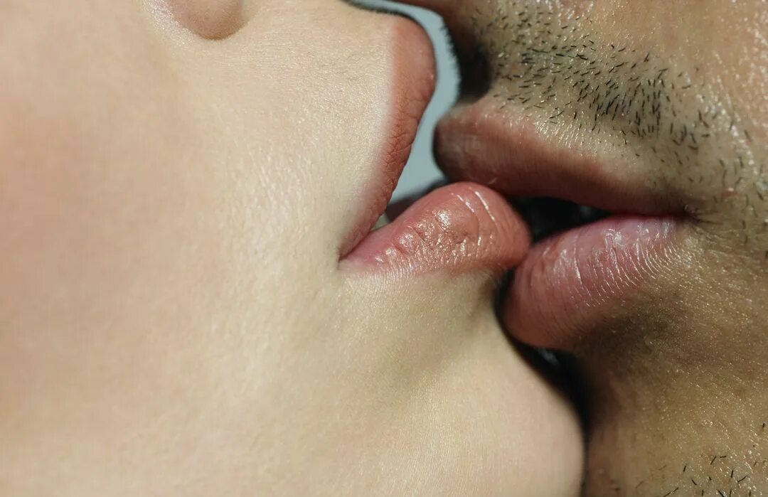 После поцелуя появляется. Поцелуй. Французский поцелуй. Страстные губы. Поцелуй близко.