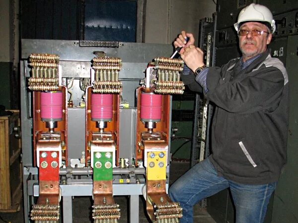 Вмт-110 выключатель конструкция. Привод масляного выключателя. Дугогасительная камера вв/tel-10. Вакуумный выключатель 35 кв таврида электрик. Полюс выключателя вмт-110.