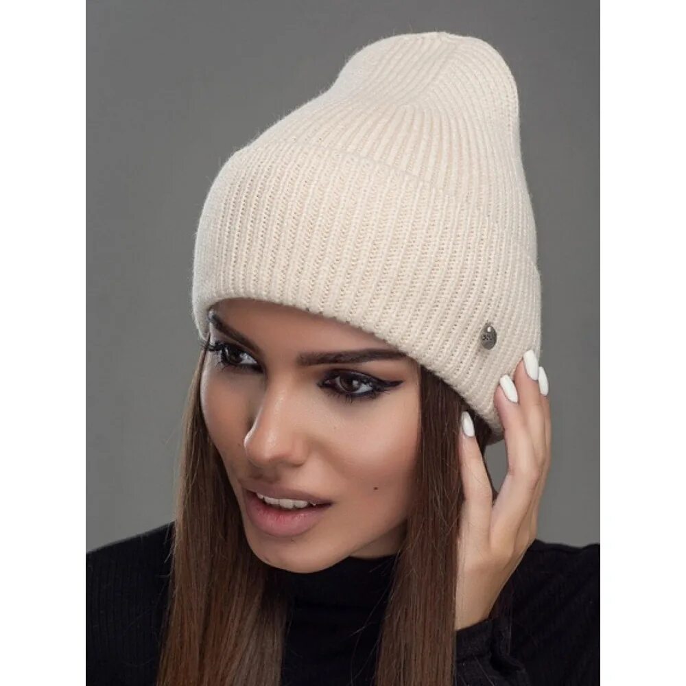 Шапка бежевая с серебристыми цветами. Шапка вязаная бежевая. Шапка бежевая женская. Шапка бежевого цвета. Шапка беж.