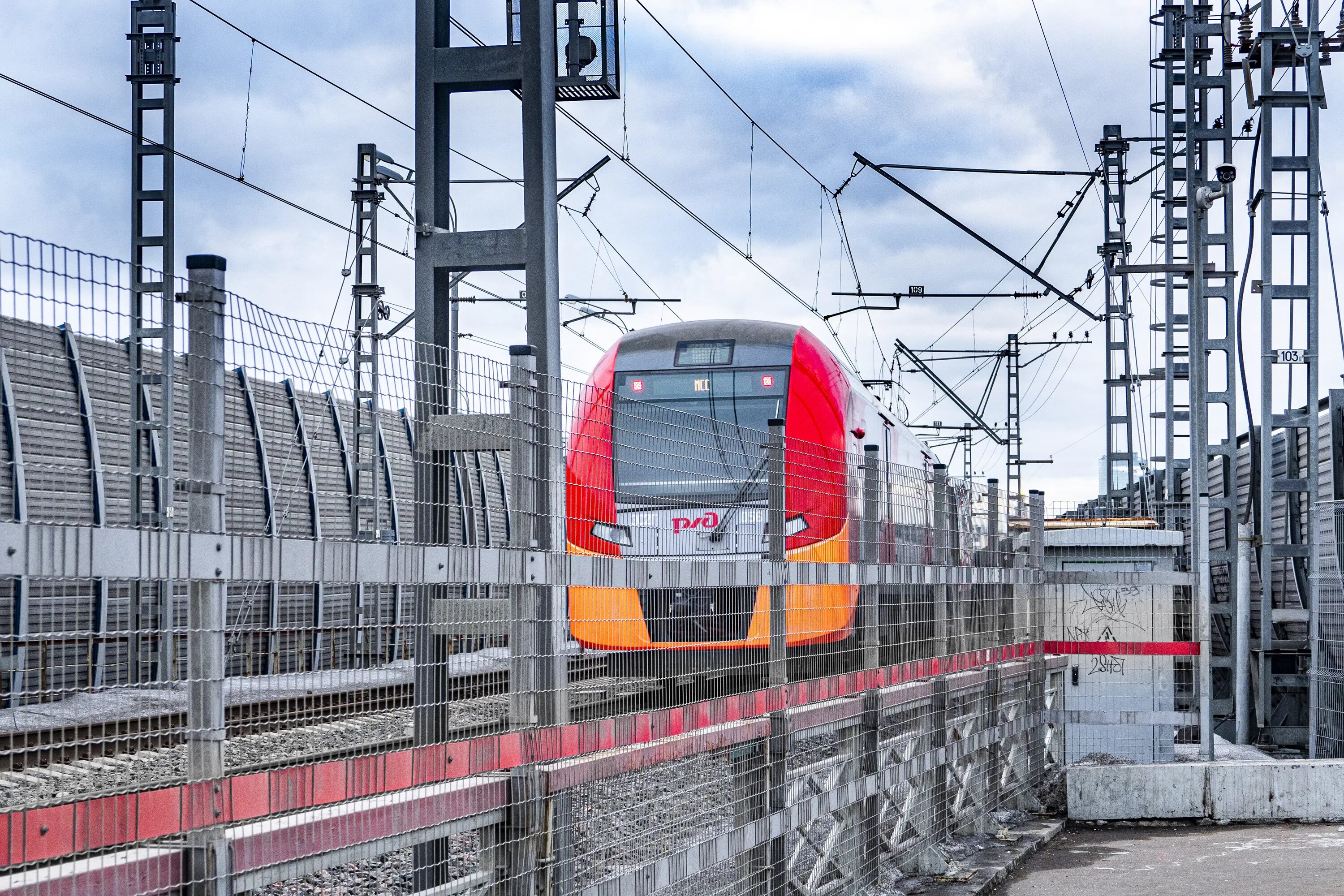 П 2000 км станция. Станция москва 3 ярославское направление. Электропоезд. Электропоезд 2015. Поезд ласточка сочи ростов на дону.