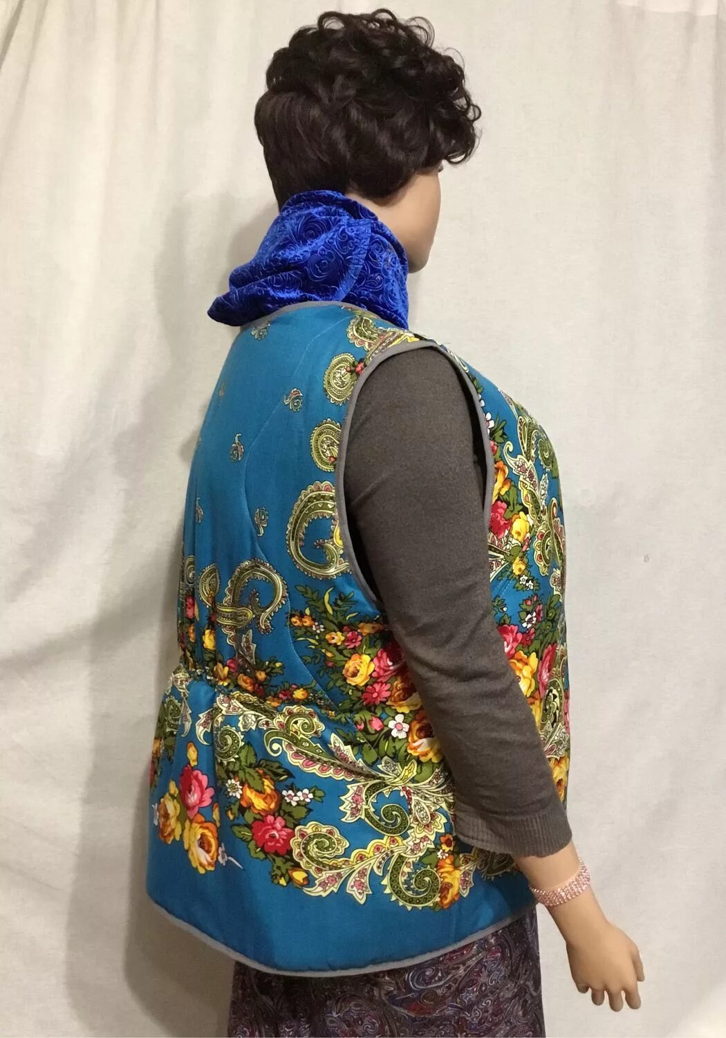 Безрукавка из платка. Жилет из павловопосадских платков. Жилет из платков павлопосадских. Жилет павлово посадский из павловопосадских платков. Жилетки из павловопосадских платков.