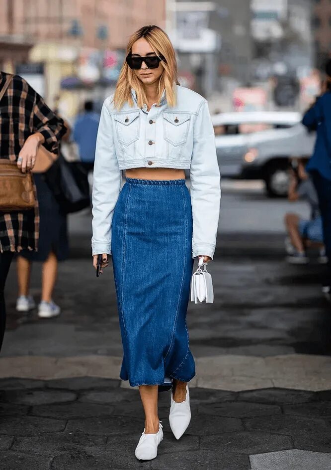С чем носить джинсовую юбку миди 2025. Юбка джинсовая миди 2025 street style. джинсовая юбка миди стрит стайл. джинсовая юбка 2025 тренд. джинсовая юбка макси 2025 тренд.