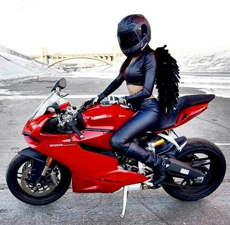 Левушка на красном матоцикле. Фотосессия на мотоцикле девушки. Фотосессия на красном мотоцикле. Девушка на красном мотоцикле. Мототаня таня озолина.