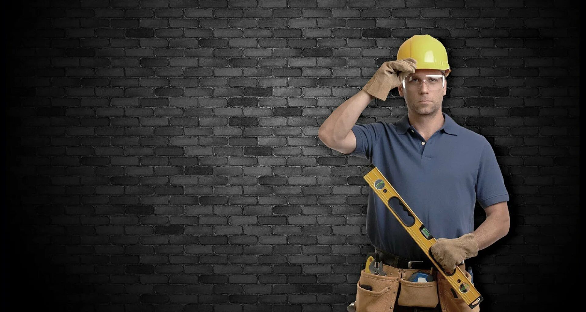 Красивый строитель. Девушка за рабочим столом дома. Обои для работы. Ноутбук руки. Обои работа.