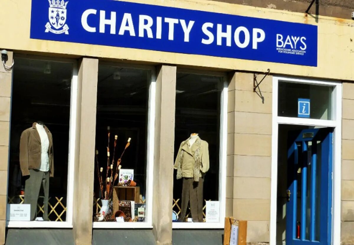 Charity shop is. Чарити шоп в Москве. Благотворительный магазин. Благотворительный магазин одежды. Фото благотворительного магазина.