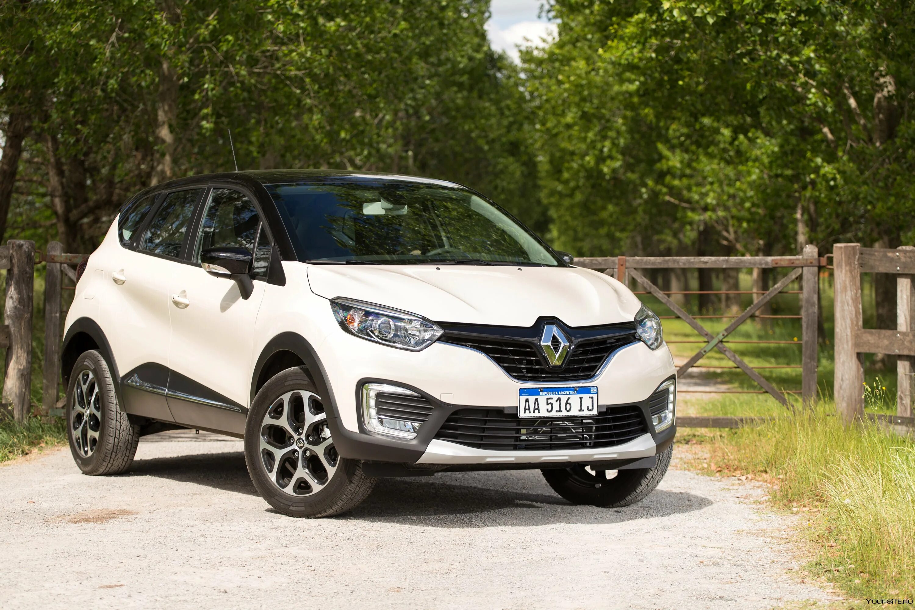 Автомобиль renault kaptur. Renault Captur 2016. Рено Каптур 2018 белый. Белый Рено Каптур 2016. Машина Ренаульт Каптур.