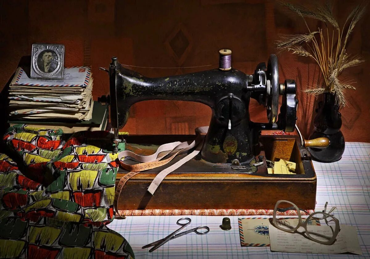Сон швейная машинка. Швейная машина. Швейная машинка Singer. Натюрморт со швейной машинкой. Старинная швейная машина.