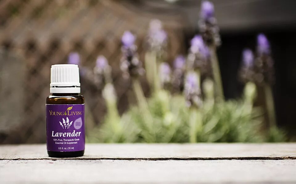 Young living эфирные масла. Фо ливинг. Фо ливинг. Ароматерапия вертикальная картинка. Ароматерапия постер.