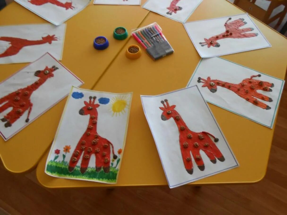 Лепим в средней группе. Аппликация зебра в подготовительной группе. Конструировпниев старшейгруппе. Животные жарких стран картинки для детей. Аппликация лыкова старшая группа.